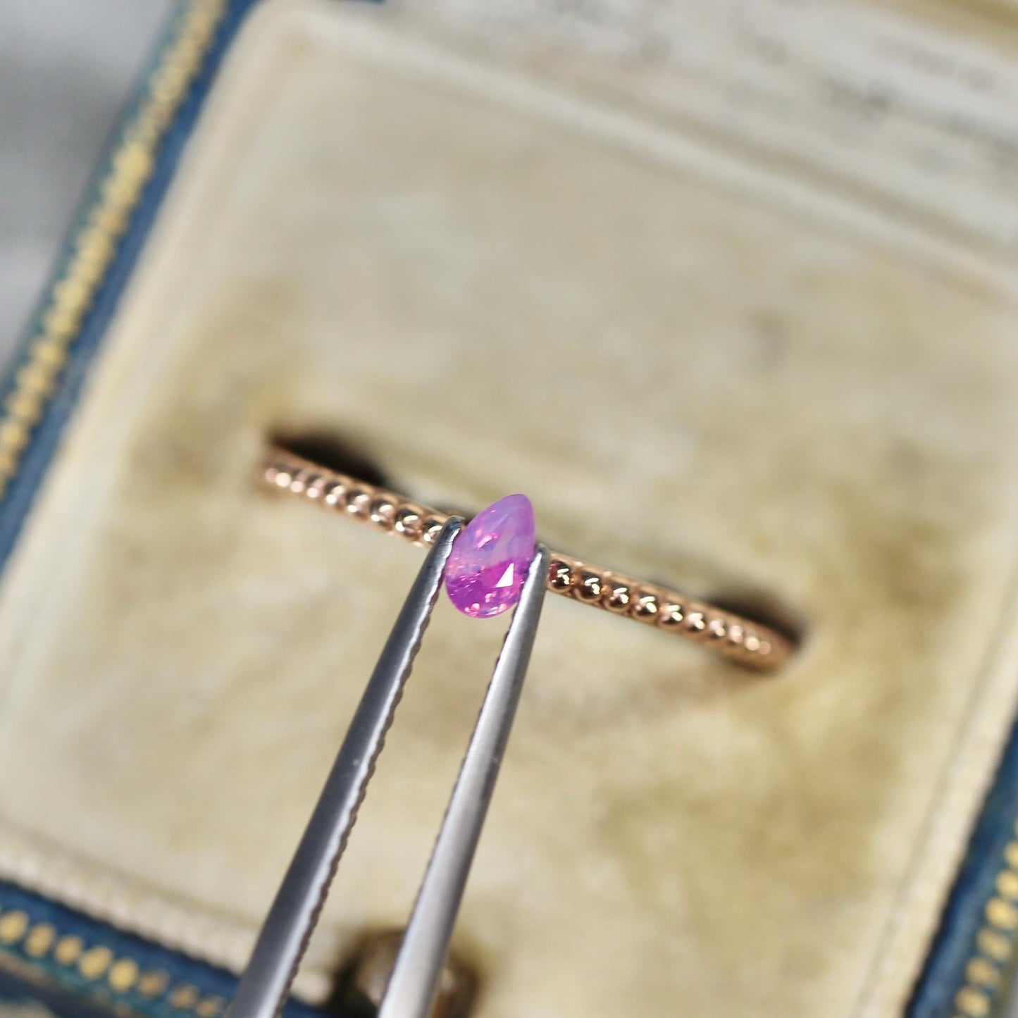 ペアシェイプカット シルキーパープルピンク バイカラーサファイア　0.19ct  3.5mm×2.5mm×1.8mm 【MJ2521】