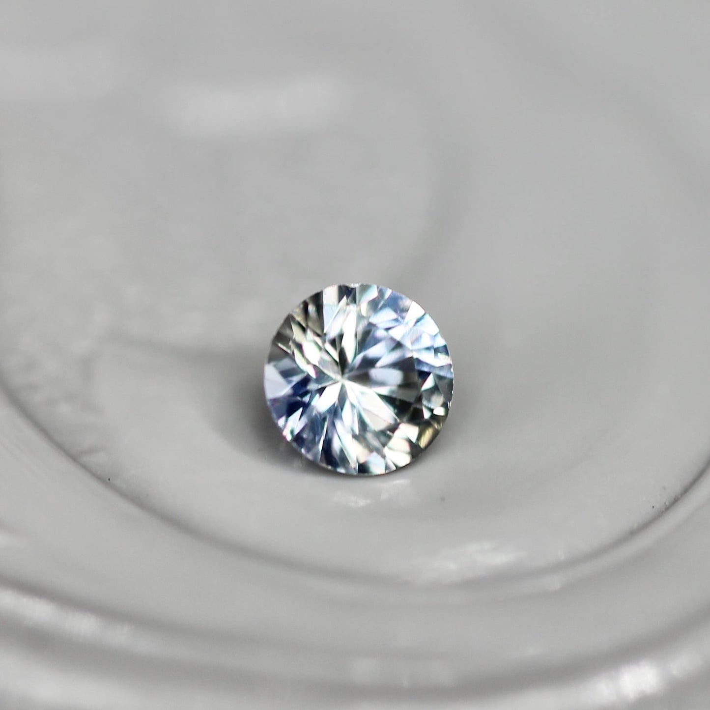 バイカラーサファイア 0.10ct ラウンドカット  2.9mm×2.9mm×2.0mm【MJ2553】