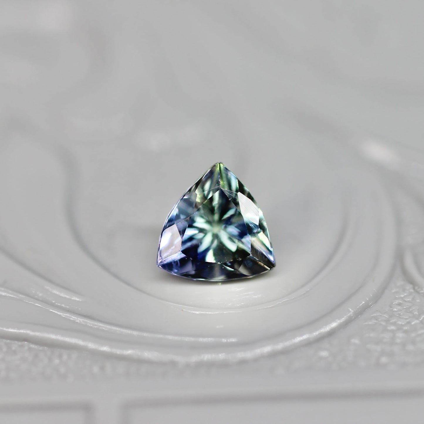 トリリアントカット バイカラーゾイサイト 0.44ct  4.5mm×4.5mm×3.1mm 【MJ2529】