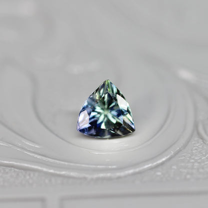 トリリアントカット バイカラーゾイサイト 0.44ct  4.5mm×4.5mm×3.1mm 【MJ2529】
