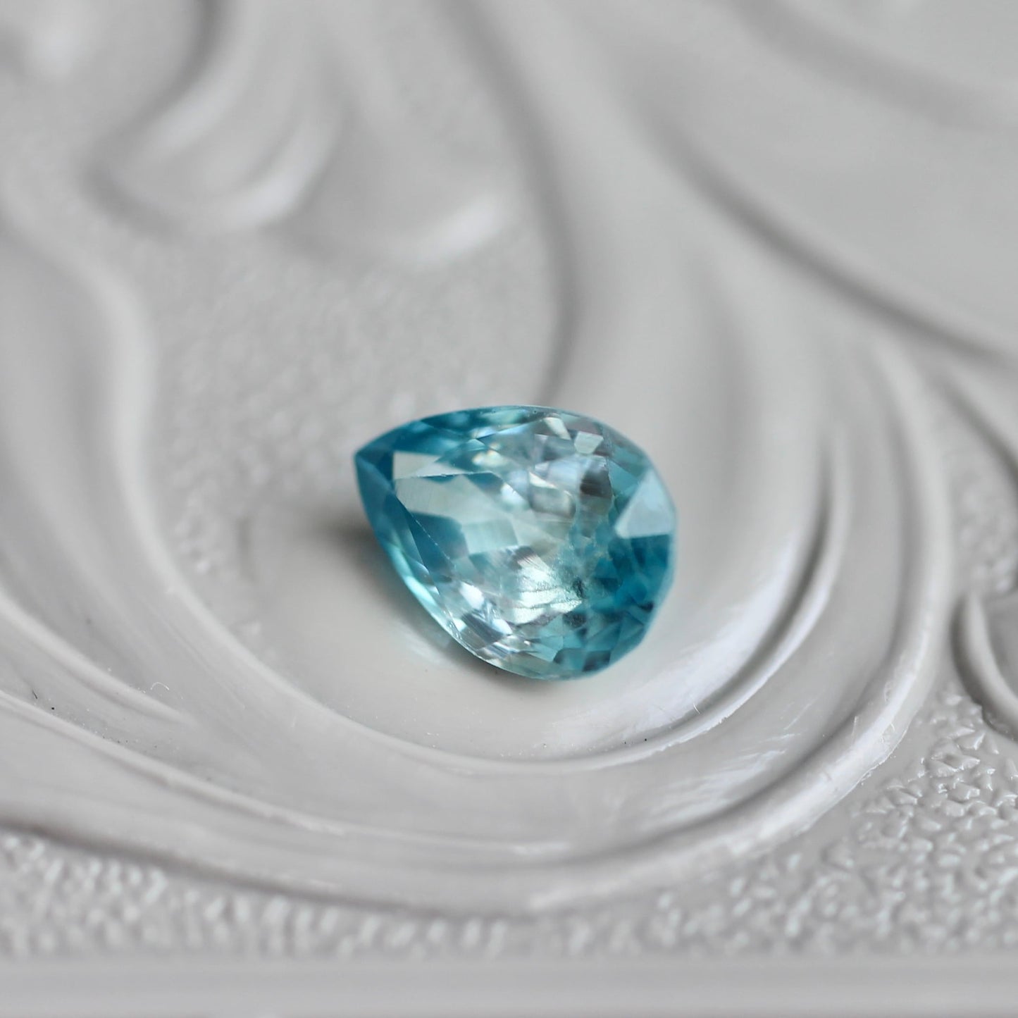 ブルージルコン ペアシェイプカット 0.76ct 6×4.5mm 【MJ2453】