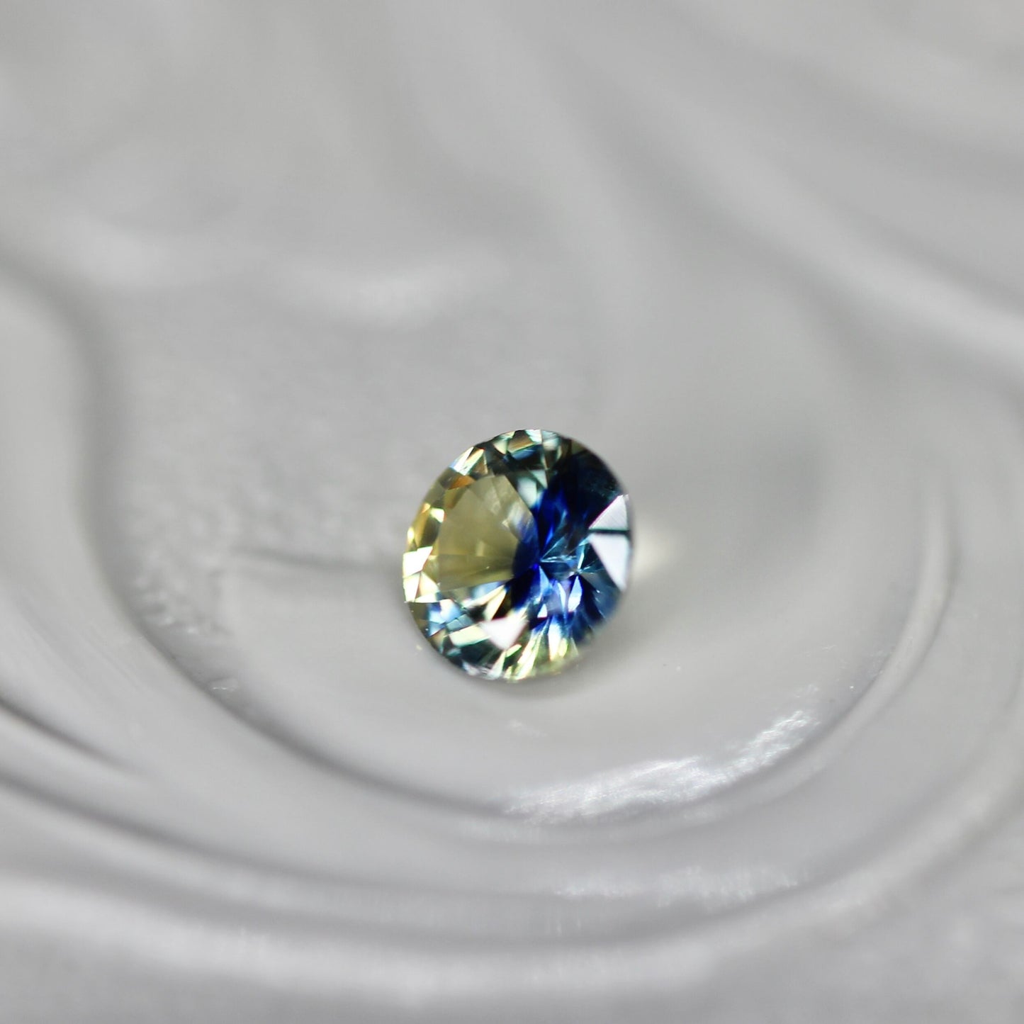 ラウンドカット バイカラーサファイア 0.19ct  3.1mm×3.1mm×1.7mm【MJ2541】