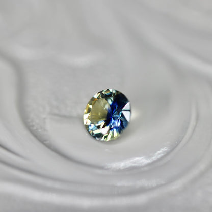ラウンドカット バイカラーサファイア 0.19ct  3.1mm×3.1mm×1.7mm【MJ2541】