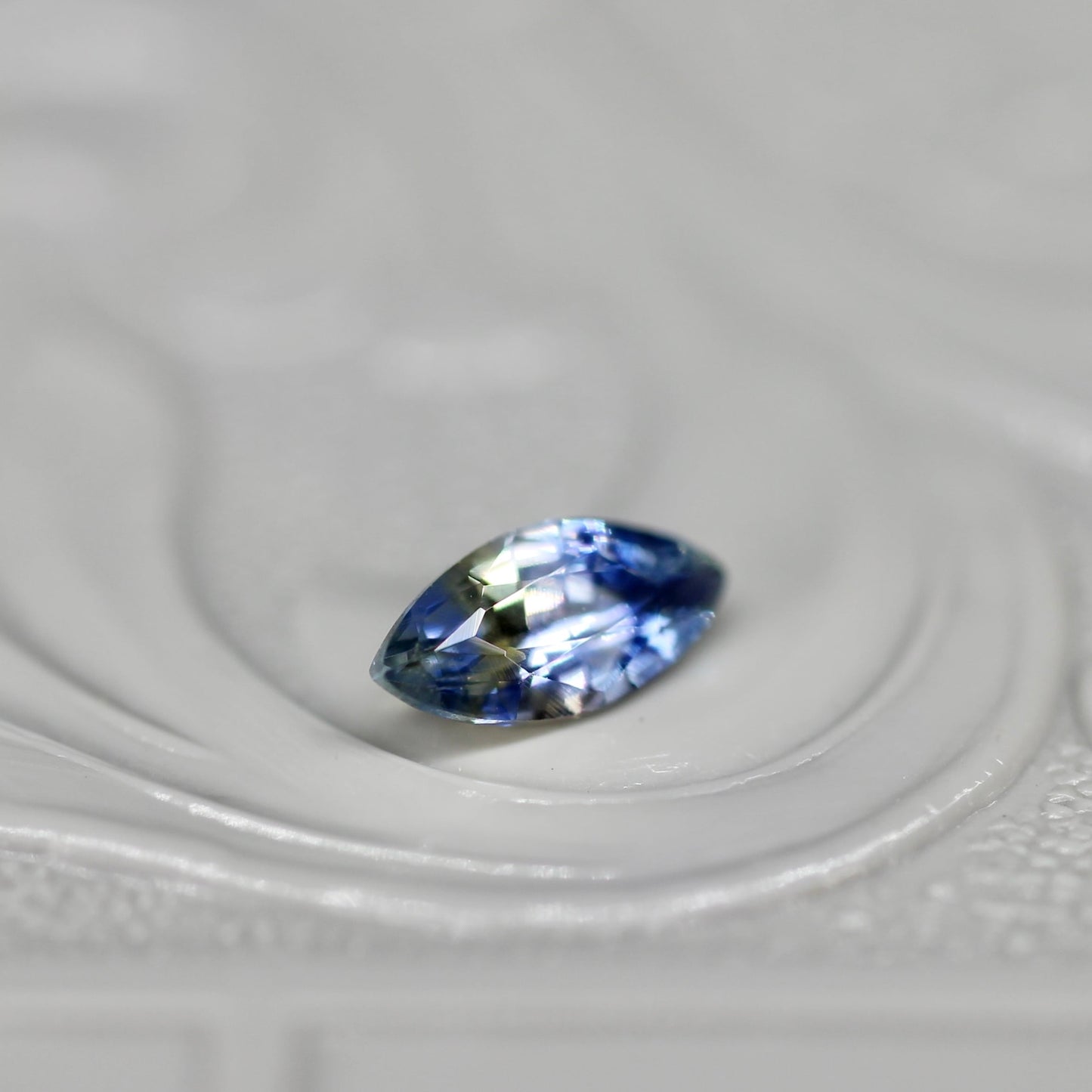 マーキスカット バイカラーサファイア 0.29ct  5.7mm×2.4mm×1.7mm【MJ2542】