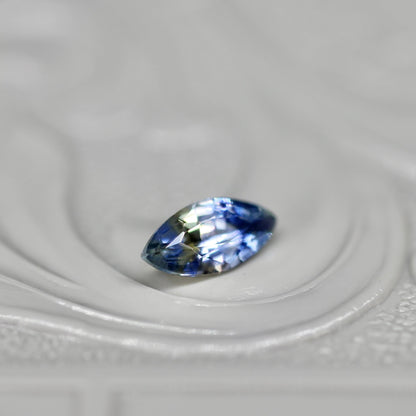 マーキスカット バイカラーサファイア 0.29ct  5.7mm×2.4mm×1.7mm【MJ2542】