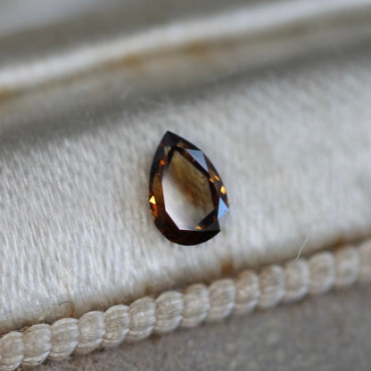 ペアシェイプカット ブラウンダイヤモンド 0.135ct 4.4mm×2.9mm-1.2mm 【MJ2482】