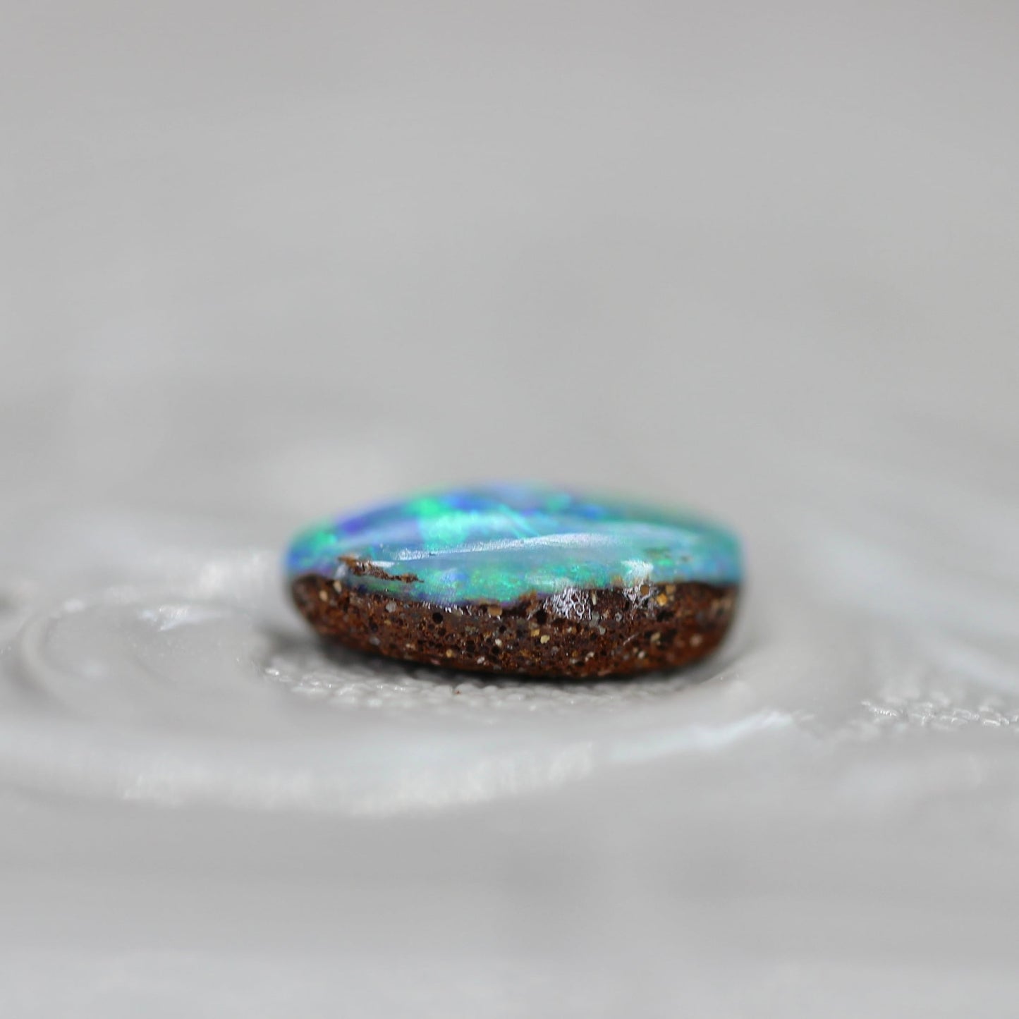 ボルダーオパール 0.36ct オーバルカボションカット 6.2mm×4.4mm×2.2mm【MJ2645】