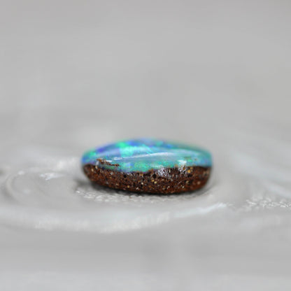 ボルダーオパール 0.36ct オーバルカボションカット 6.2mm×4.4mm×2.2mm【MJ2645】