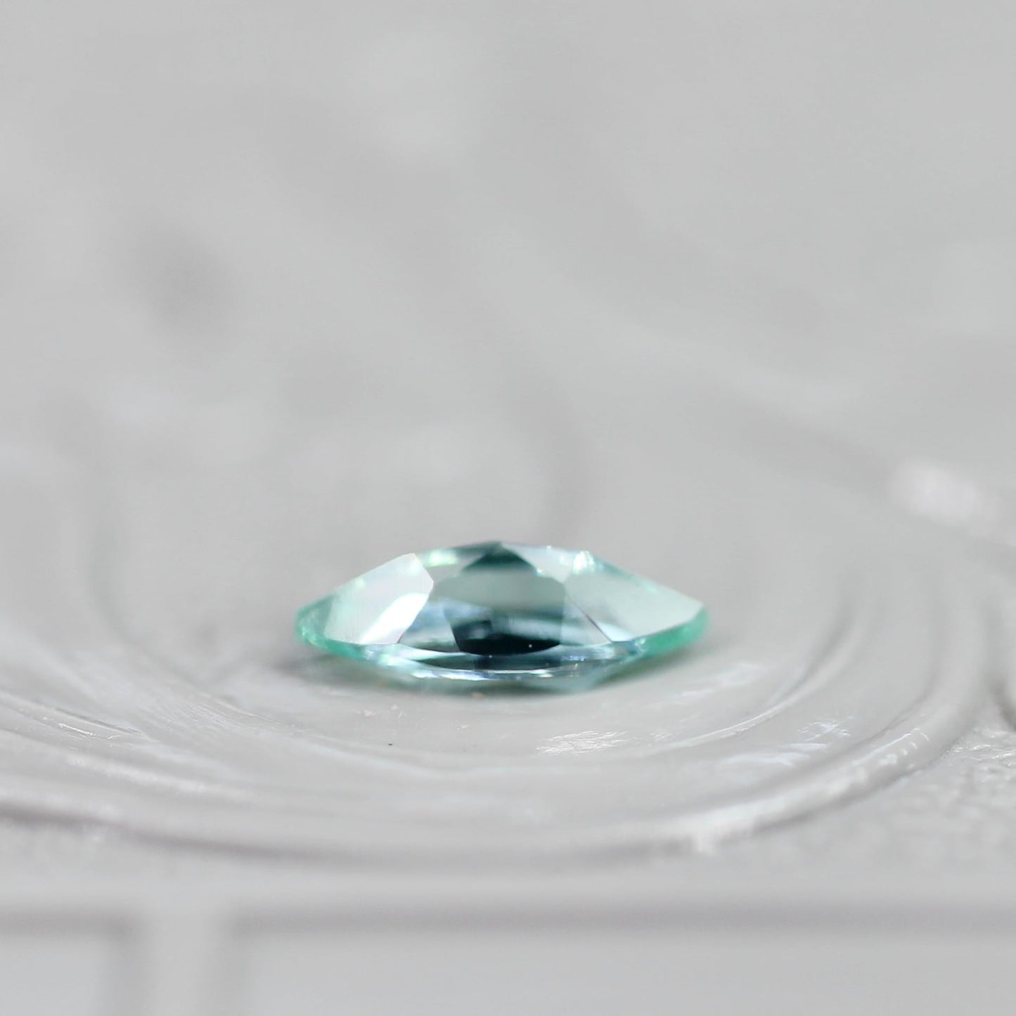 パライバカラーベリル 0.19ct マーキスカット 6.4mm×3.0mm×2.2mm【MJ2712】