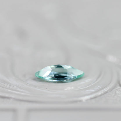 パライバカラーベリル 0.19ct マーキスカット 6.4mm×3.0mm×2.2mm【MJ2712】