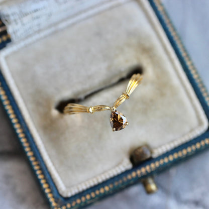 コニャックブラウンダイヤモンド0.218ct 3本爪×アンティークVアーム K18YG リング 【MJ2410】