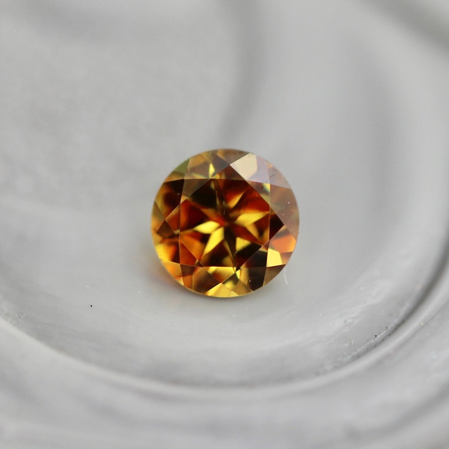 スフェーン 0.12ct 3mm 【MJ2428】