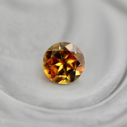 スフェーン 0.12ct 3mm 【MJ2428】