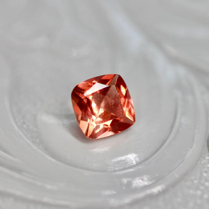 レッドラブラドライト 0.27ct クッションカット 4.4mm×4.3mm×2.7mm【MJ2695】