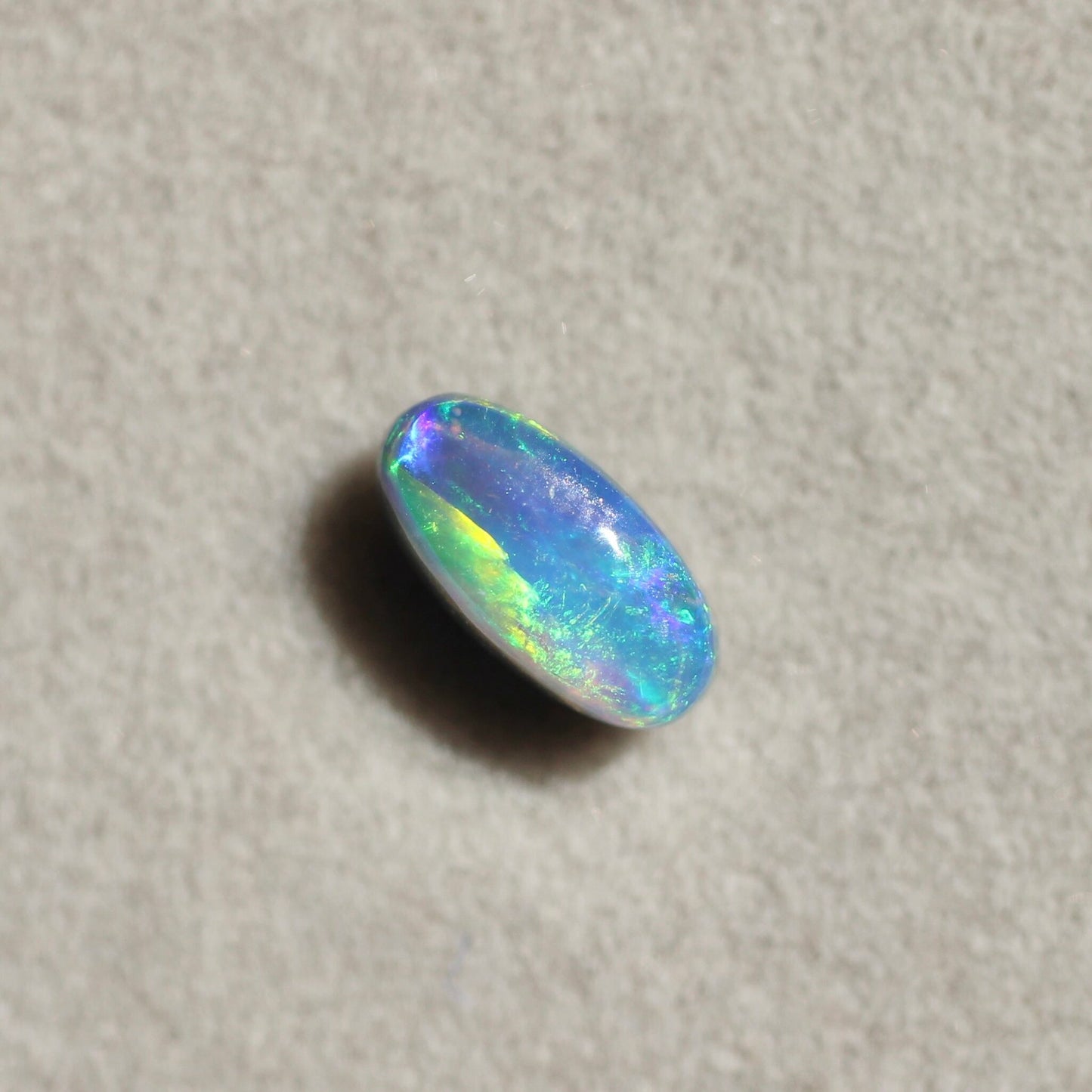 ブラックオパール 0.56ct オーバルカボションカット 7.7mm×4.0mm×3.1mm【MJ2644】