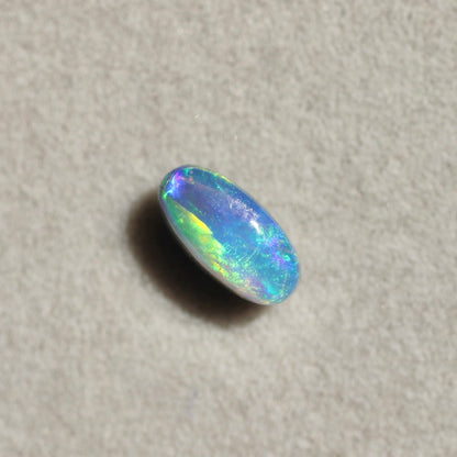 ブラックオパール 0.56ct オーバルカボションカット 7.7mm×4.0mm×3.1mm【MJ2644】