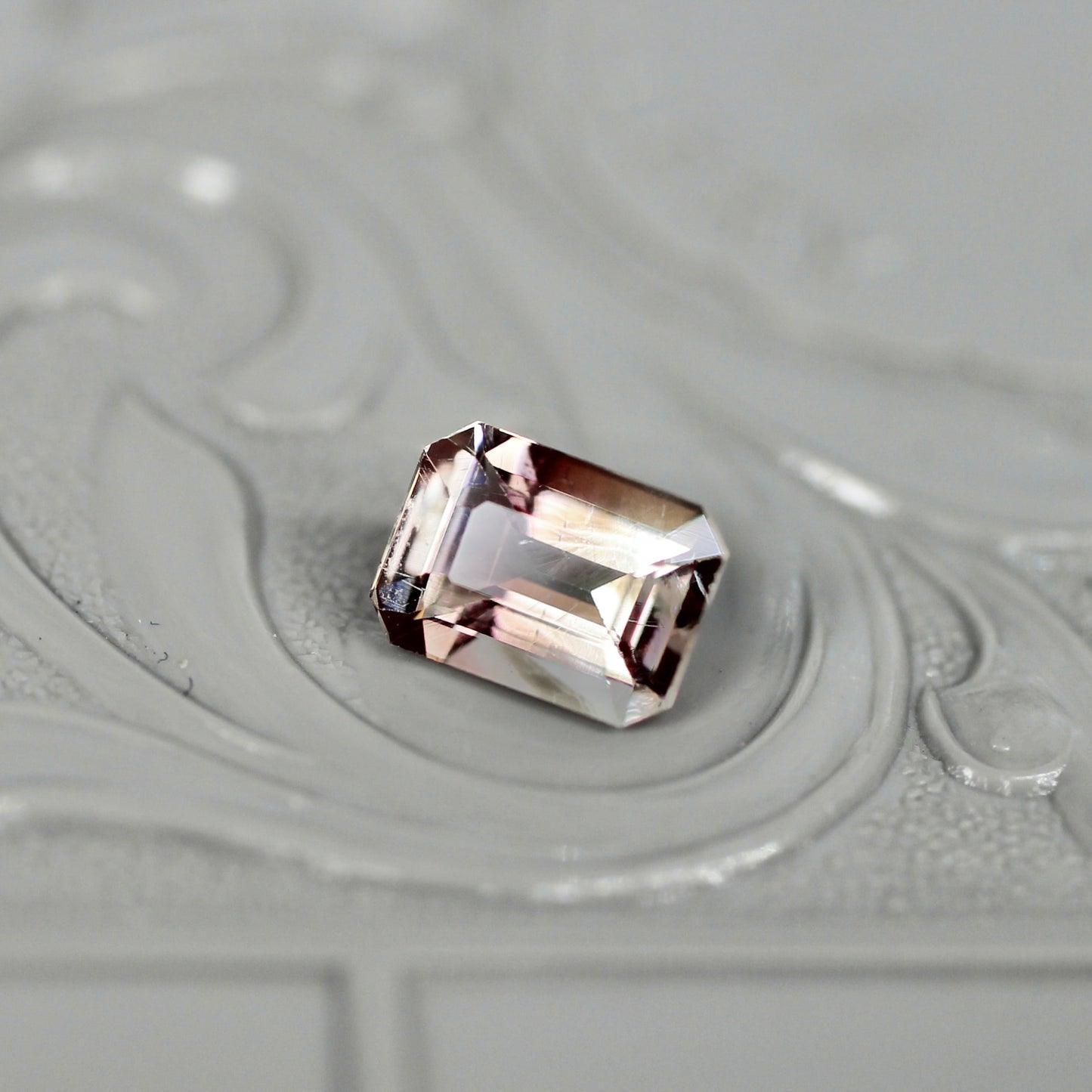 エメラルドカット バイカラーラブラドライト 0.82ct 6.5mm×4.4mm-3.1mm 【MJ2513】