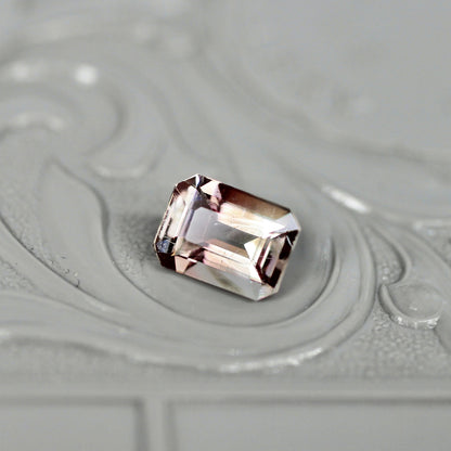 エメラルドカット バイカラーラブラドライト 0.82ct 6.5mm×4.4mm-3.1mm 【MJ2513】