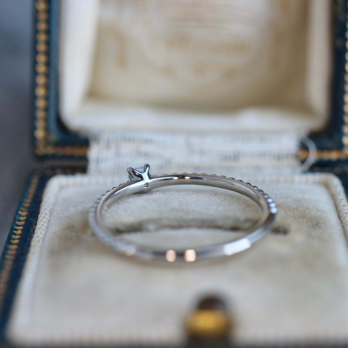 プリンセスカット アイスブルーダイヤモンド0.119ct 4本爪×ドットアーム Pt900 プラチナリング