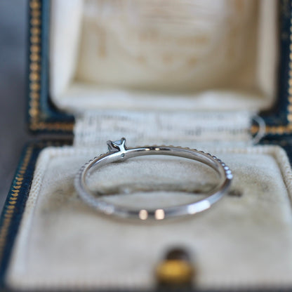 プリンセスカット アイスブルーダイヤモンド0.119ct 4本爪×ドットアーム Pt900 プラチナリング