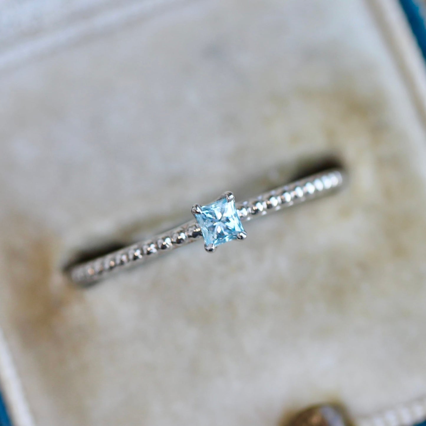 プリンセスカット アイスブルーダイヤモンド0.119ct 4本爪×ドットアーム Pt900 プラチナリング