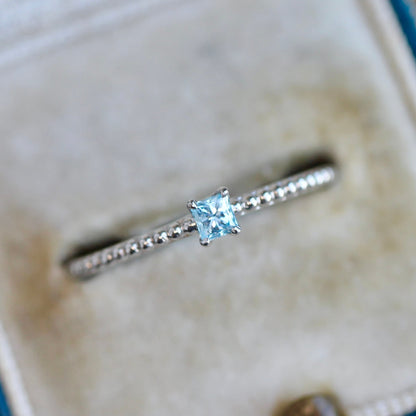 プリンセスカット アイスブルーダイヤモンド0.119ct 4本爪×ドットアーム Pt900 プラチナリング