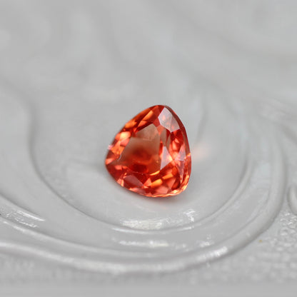 レッドラブラドライト 0.40ct トリリアントカット 5.1mm×5.1mm×3.2mm【MJ2566】