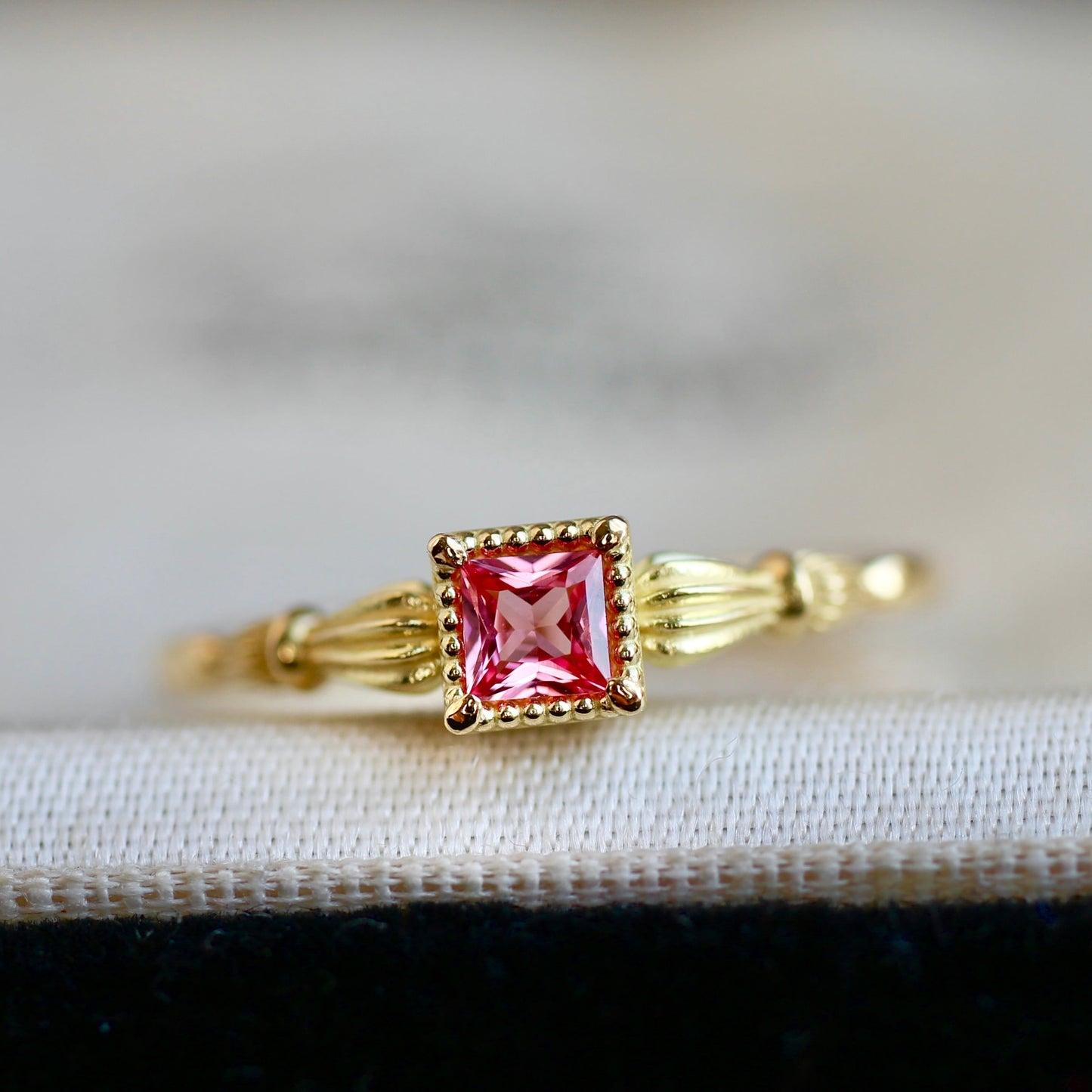 アヤナスピネル 3mm×3mm K18YG ミルフレーム×アンティークアーム リング 【MJ2407】