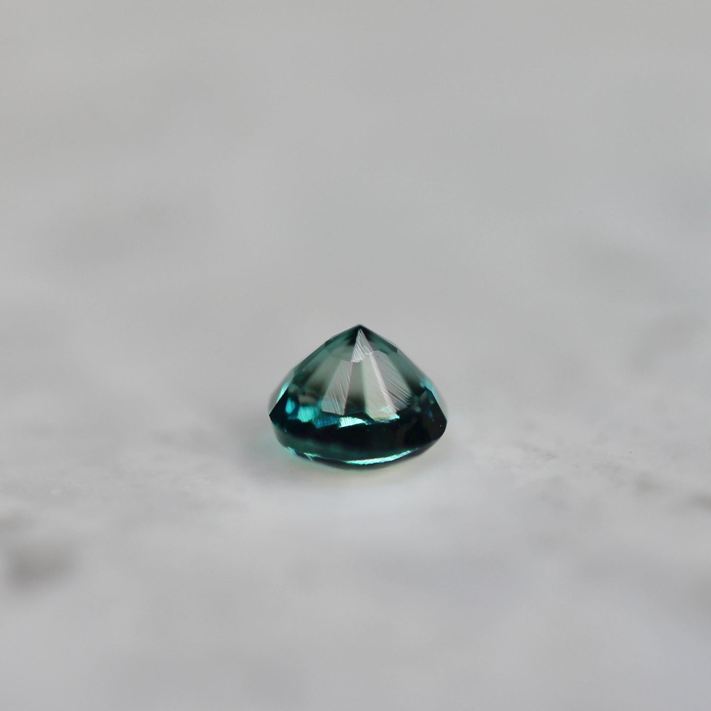 グランディディエライト 0.05ct ラウンドカット 2.3mm×2.3mm×1.8mm【MJ2694】
