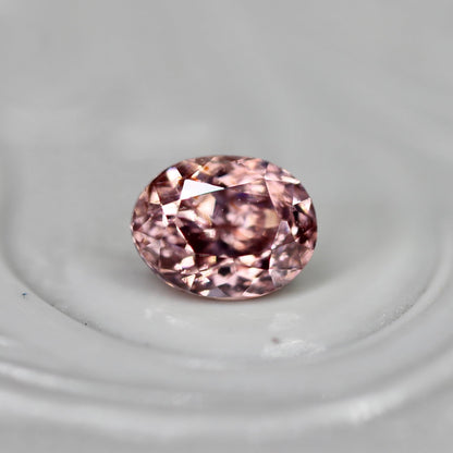 ピンクジルコン 0.50ct オーバルカット 4.8mm×3.9mm×3.1mm【MJ2705】