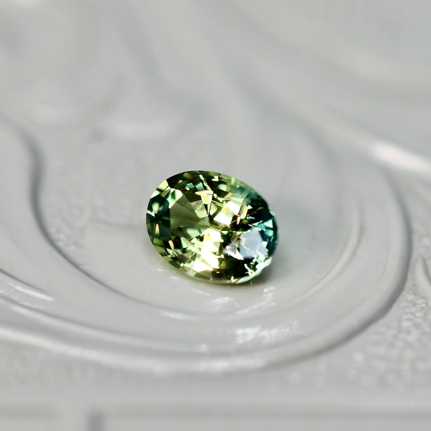 バイカラーサファイア 0.47ct オーバルカット 5.3mm×4.0mm×2.9mm【MJ2590】