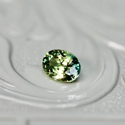 バイカラーサファイア 0.47ct オーバルカット 5.3mm×4.0mm×2.9mm【MJ2590】