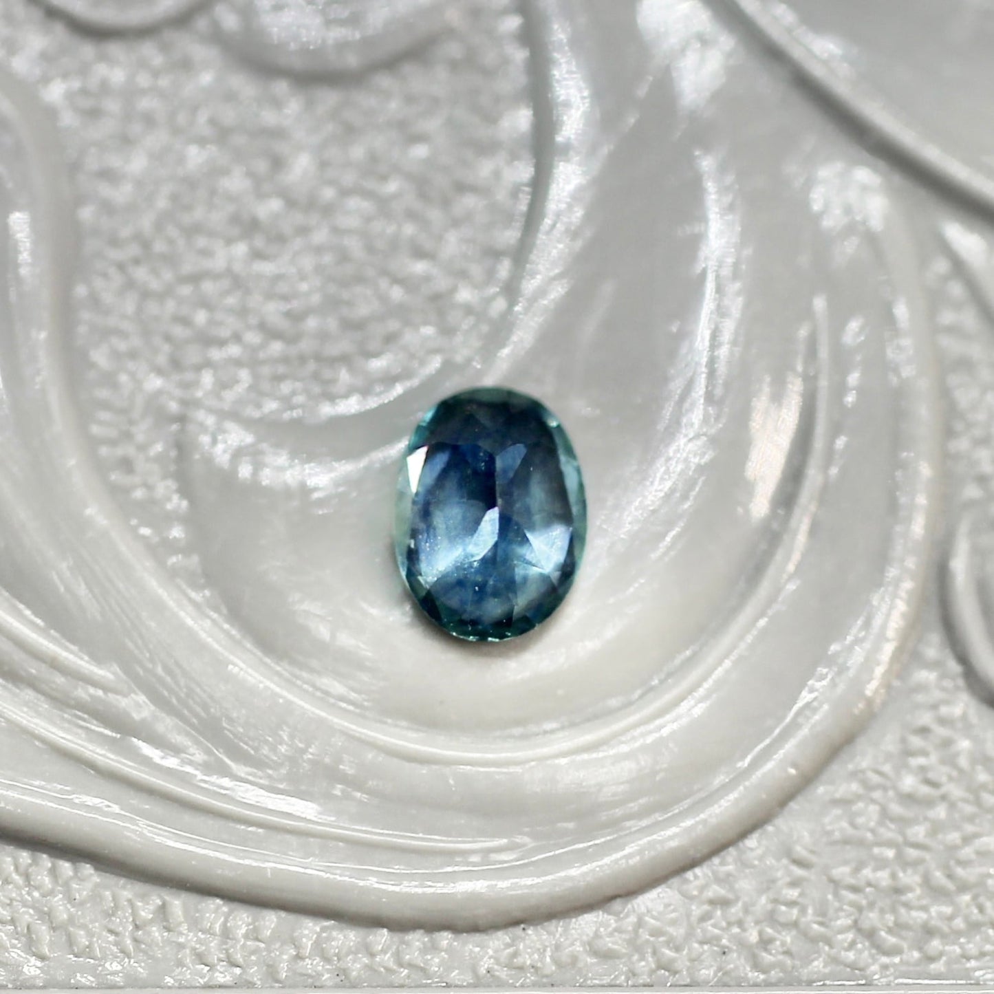 モンタナサファイア 0.21ct オーバルカット 3.8mm×2.7mm×1.5mm 【MJ2632】