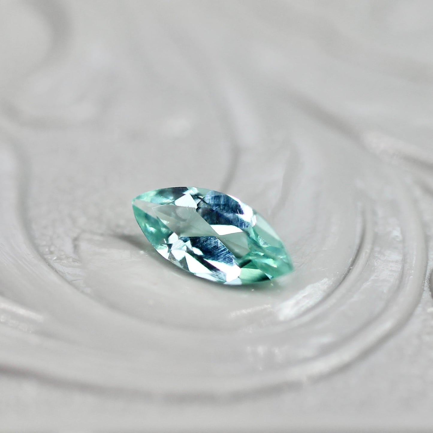 パライバカラーベリル 0.19ct マーキスカット 6.4mm×3.0mm×2.2mm【MJ2712】