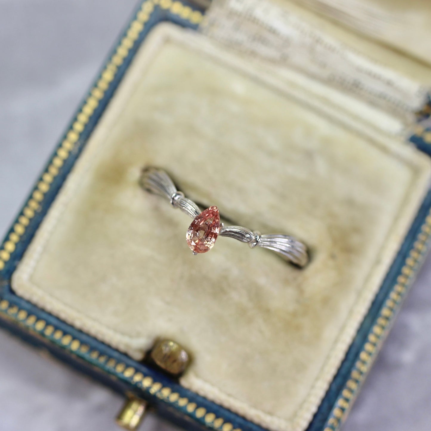 パパラチアサファイア 0.25ct ペアシェイプ 5.0mm×3.0mm×1.9mm ソーティング付き【MJ2743】