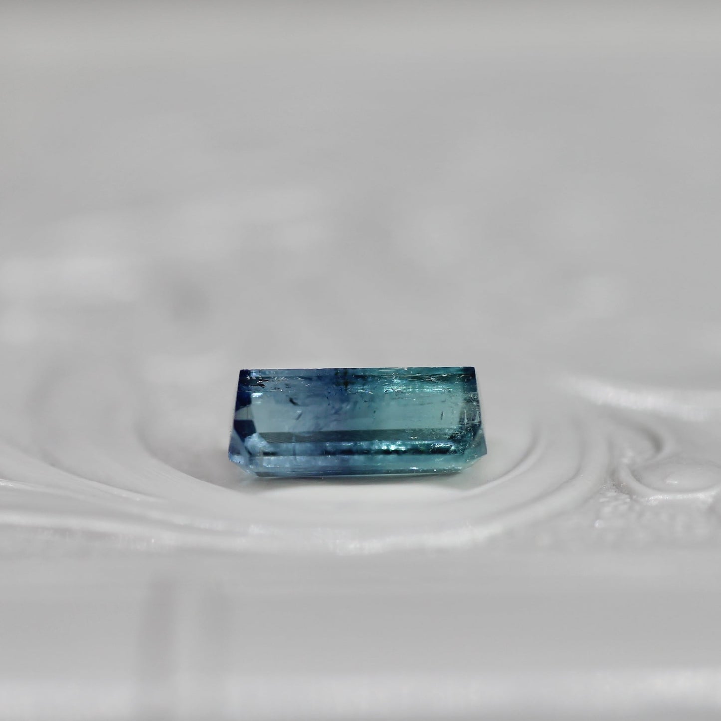 パーティーカラードトルマリン 0.77ct エメラルドカット 7.5mm×3.6mm×5.0mm【MJ2651】