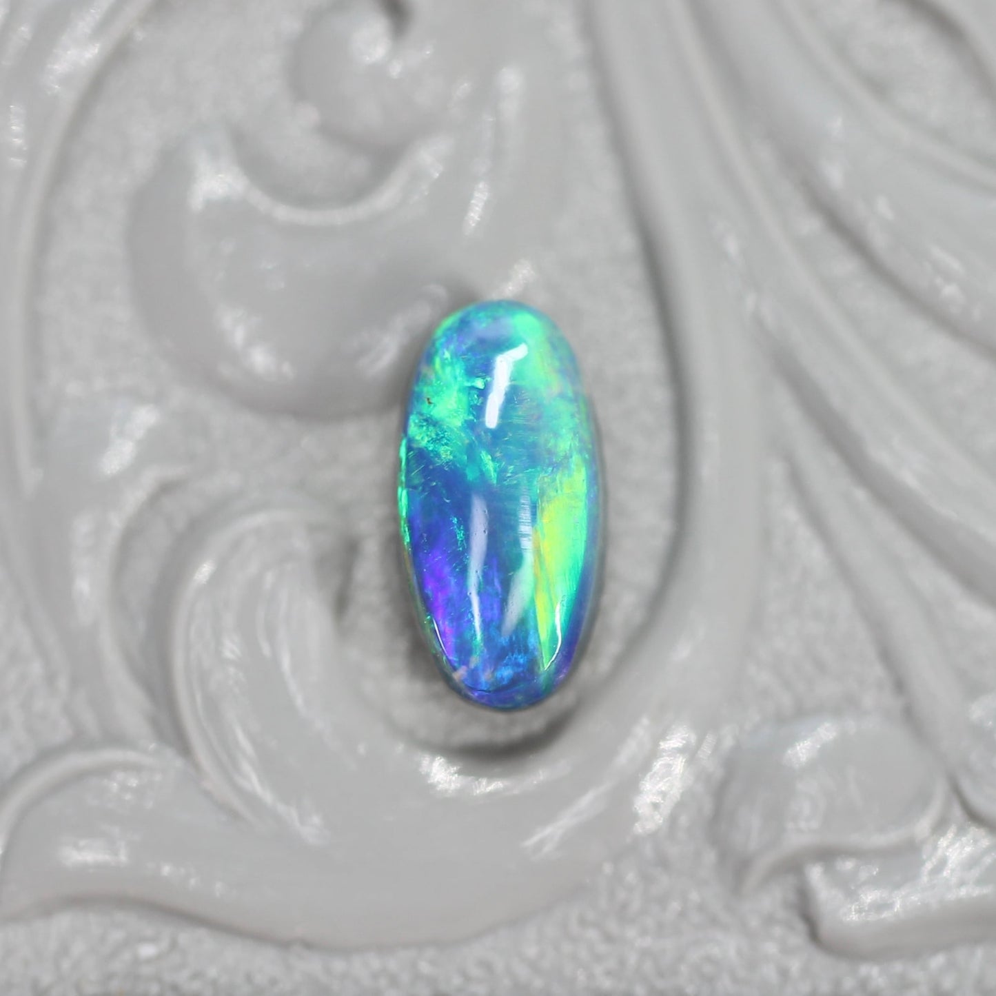 ブラックオパール 0.56ct オーバルカボションカット 7.7mm×4.0mm×3.1mm【MJ2644】