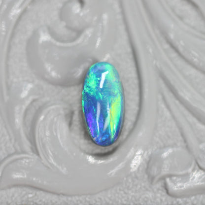 ブラックオパール 0.56ct オーバルカボションカット 7.7mm×4.0mm×3.1mm【MJ2644】