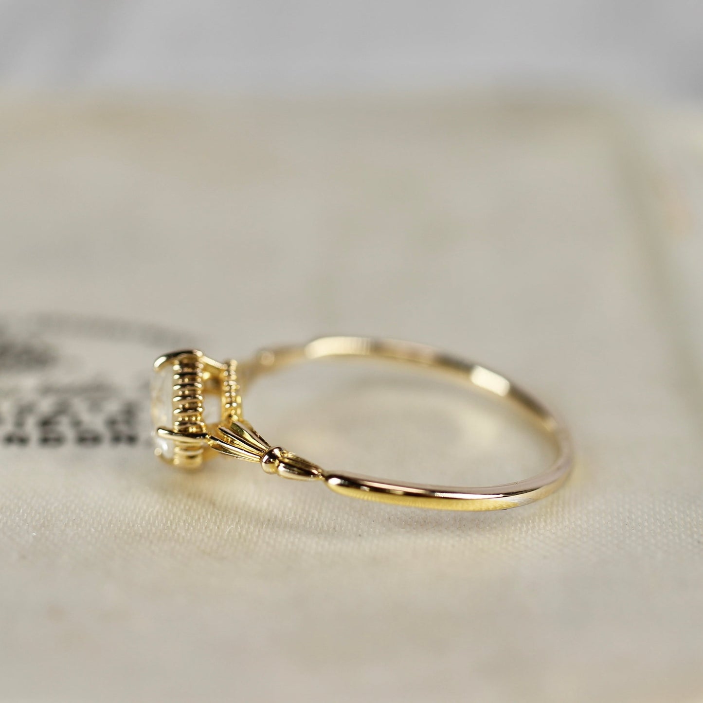 ホワイト系ダイヤモンド 0.56ct K10YG ラウンドブリリアントカット ミルフレーム×アンティークアーム【MJ2839】