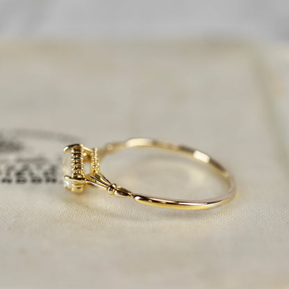 ホワイト系ダイヤモンド 0.56ct K10YG ラウンドブリリアントカット ミルフレーム×アンティークアーム【MJ2839】