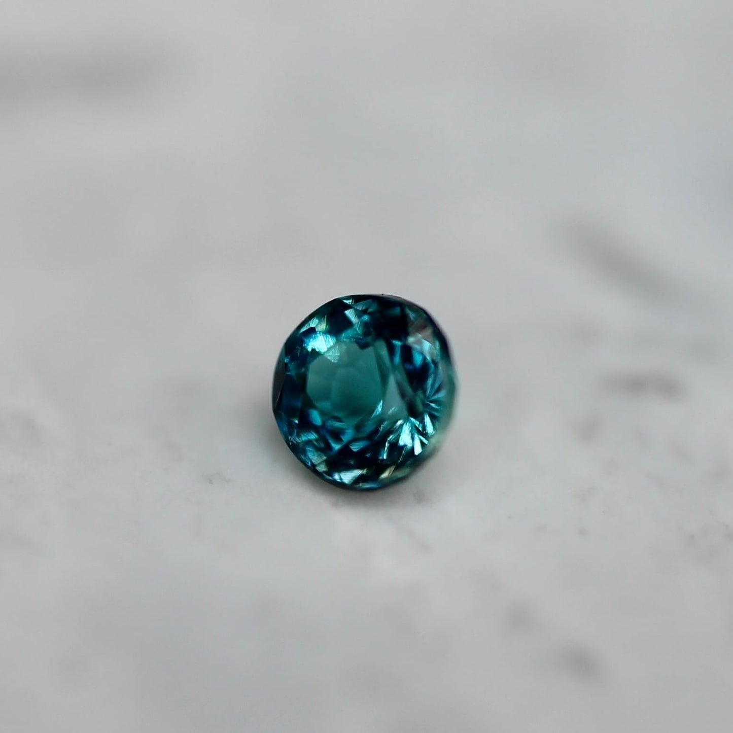 グランディディエライト 0.04ct ラウンドカット 2.2mm×2.2mm×1.8mm【MJ2693】
