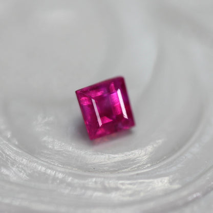 ルビー 0.15ct スクエアカット 2.5mm×2.5mm×2.0mm【MJ2750】