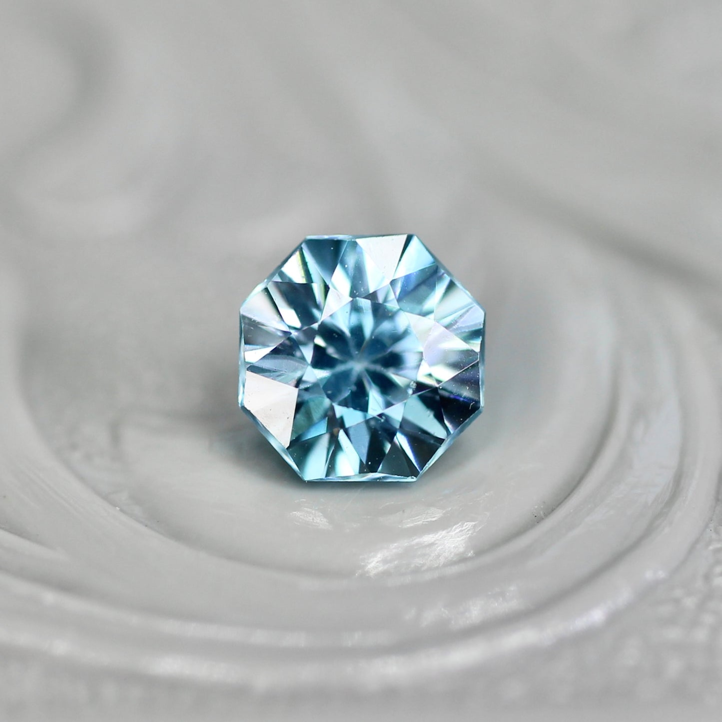 ブルージルコン 0.74ct オクタゴンカット 4.8mm×4.8mm×3.5mm【MJ2746】