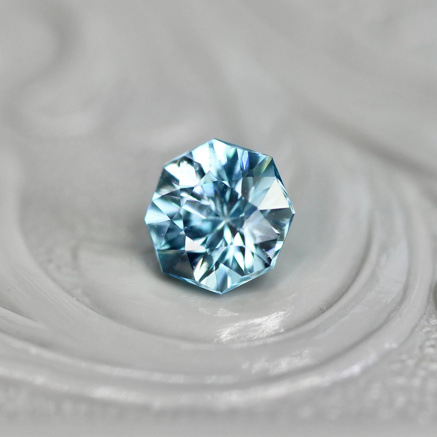 ブルージルコン 0.74ct オクタゴンカット 4.8mm×4.8mm×3.5mm【MJ2746】