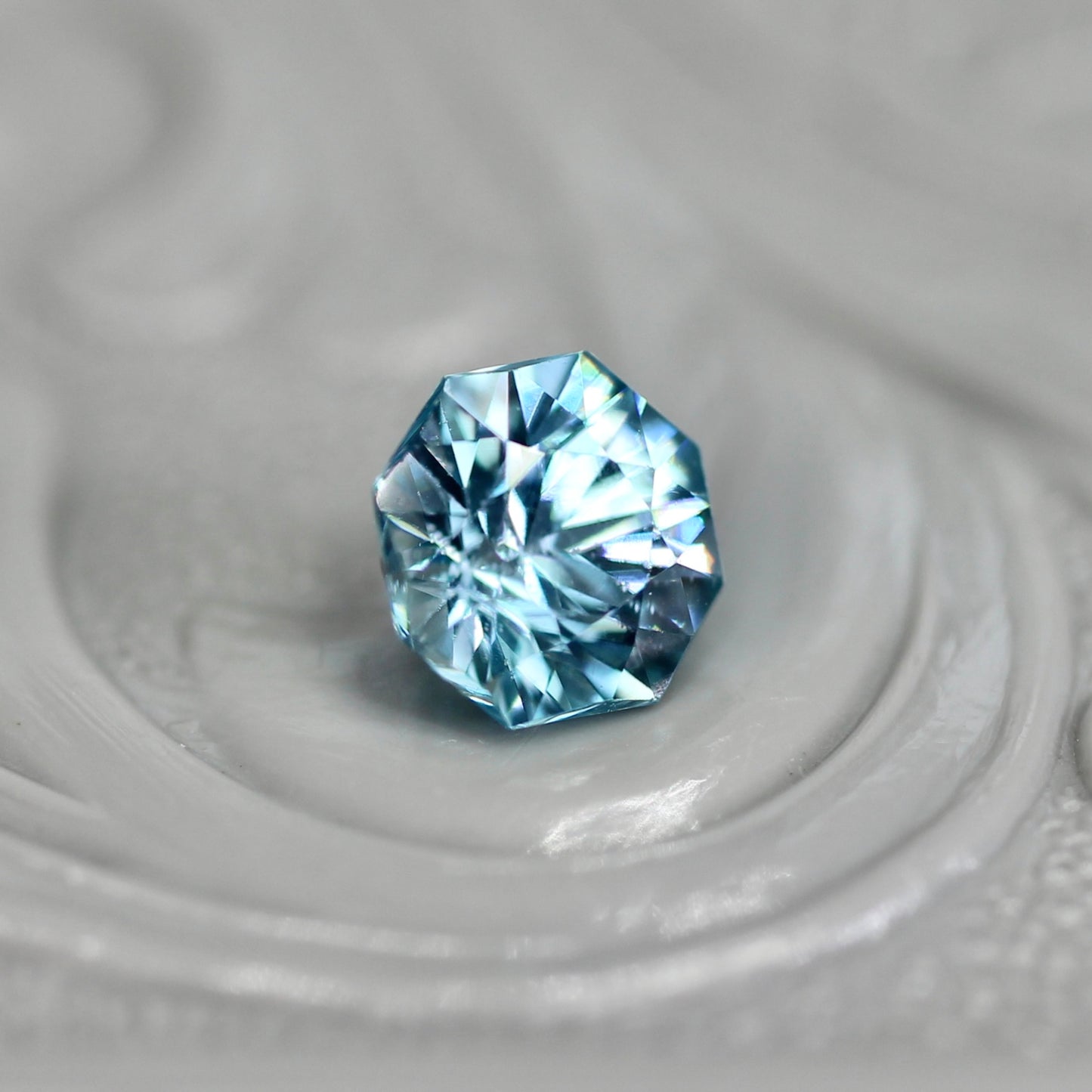 ブルージルコン 0.74ct オクタゴンカット 4.8mm×4.8mm×3.5mm【MJ2746】