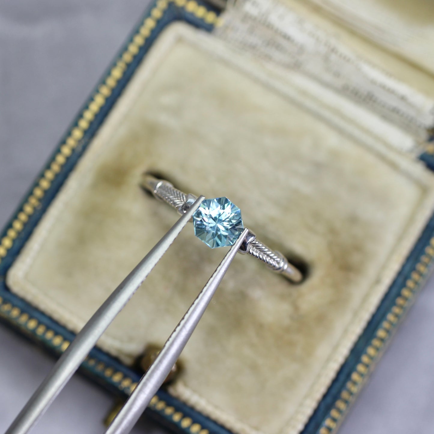 ブルージルコン 0.74ct オクタゴンカット 4.8mm×4.8mm×3.5mm【MJ2746】