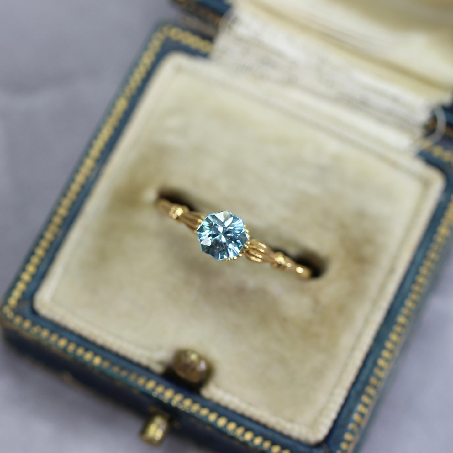 ブルージルコン 0.74ct オクタゴンカット 4.8mm×4.8mm×3.5mm【MJ2746】