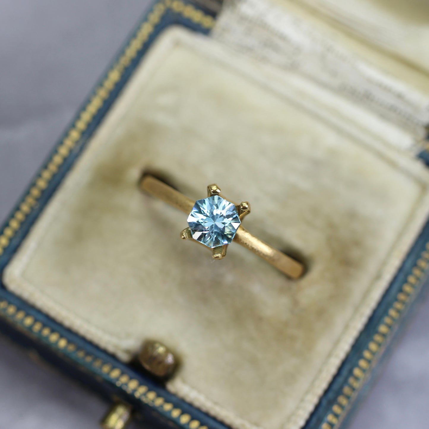 ブルージルコン 0.74ct オクタゴンカット 4.8mm×4.8mm×3.5mm【MJ2746】