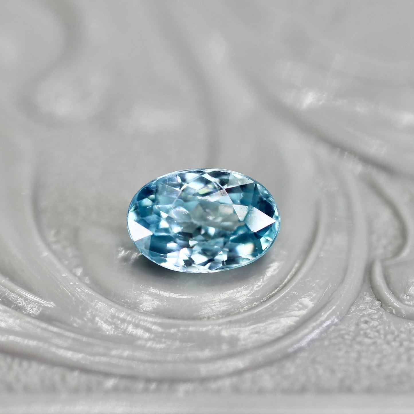 ブルージルコン 0.88ct オーバルカット 6.1mm×4.2mm×3.1mm【MJ2747】