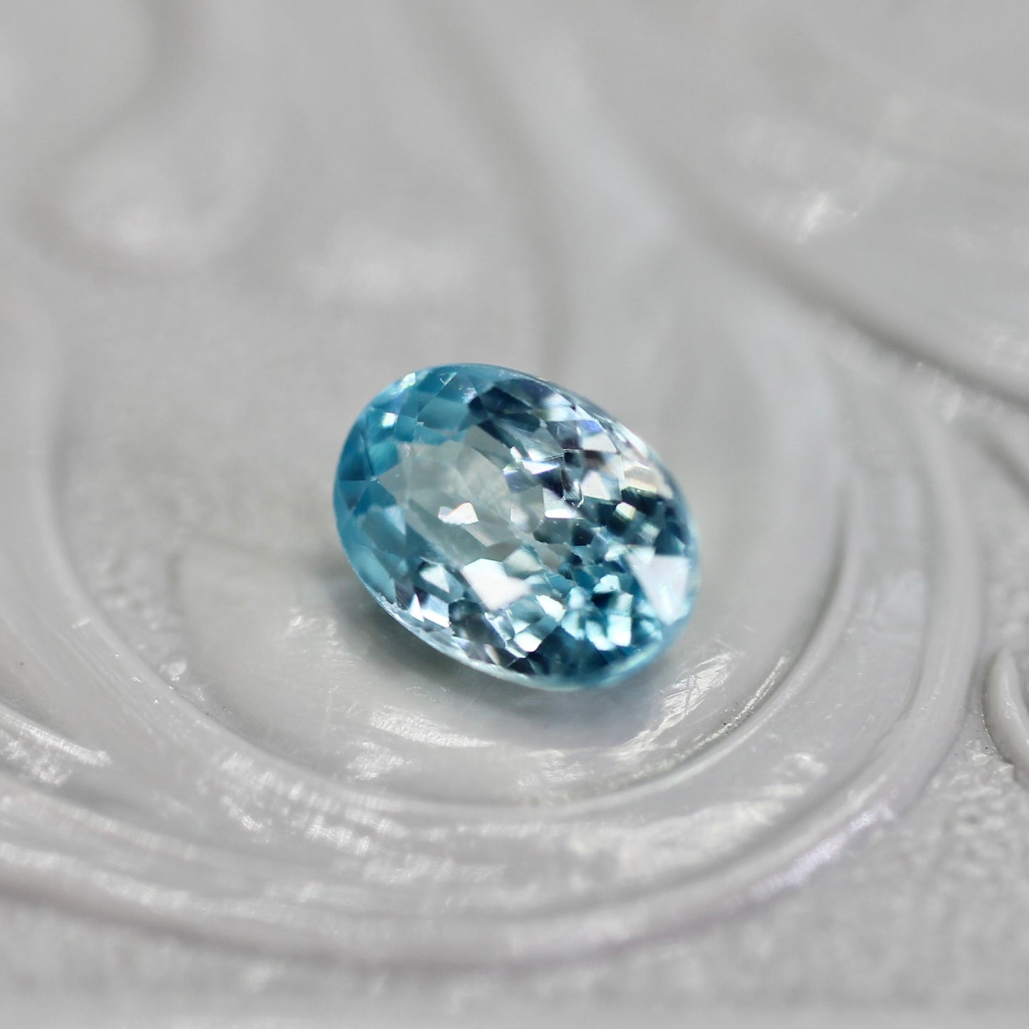 ブルージルコン 0.88ct オーバルカット 6.1mm×4.2mm×3.1mm【MJ2747】